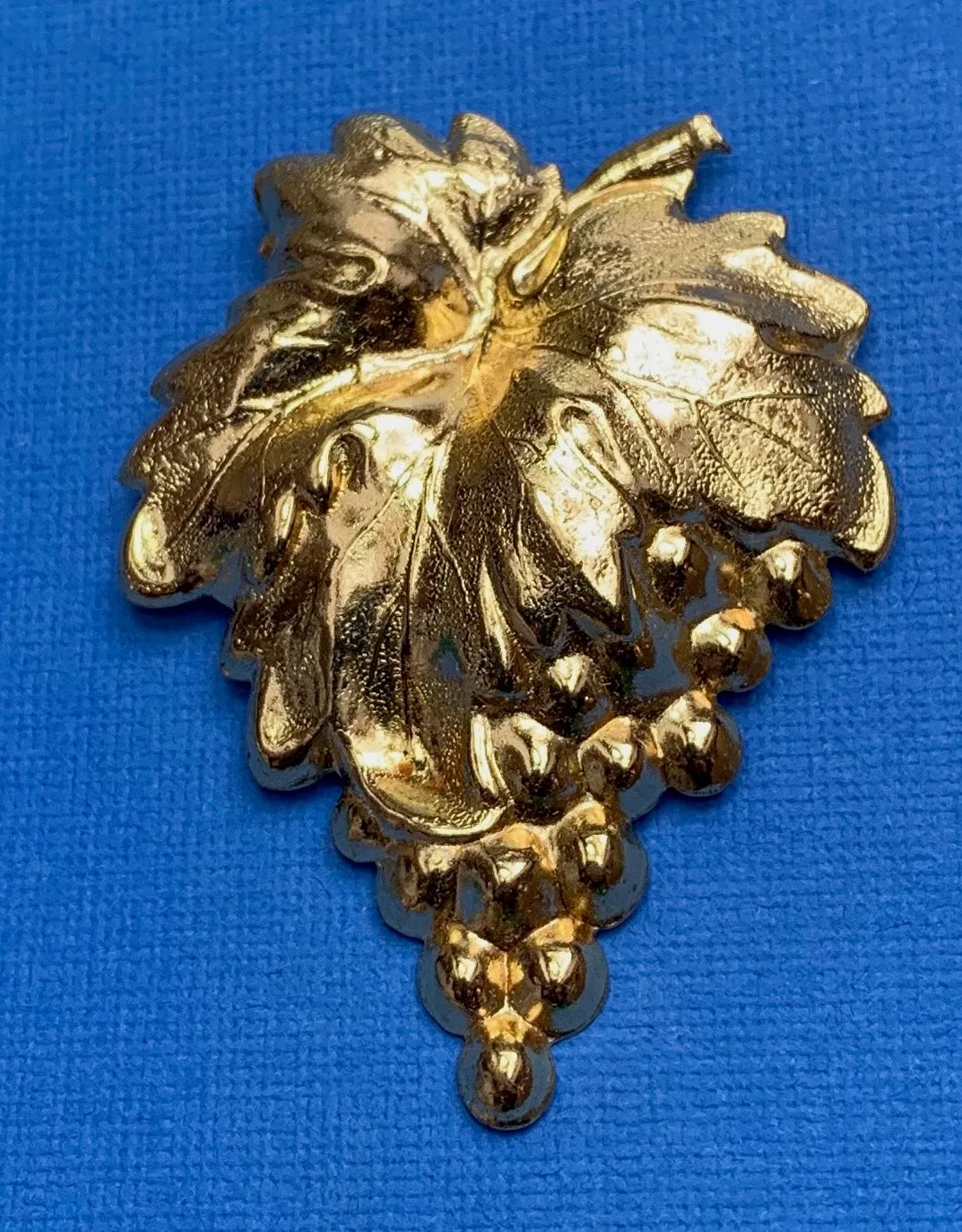 Mellow 1940s Grapevine Brooch