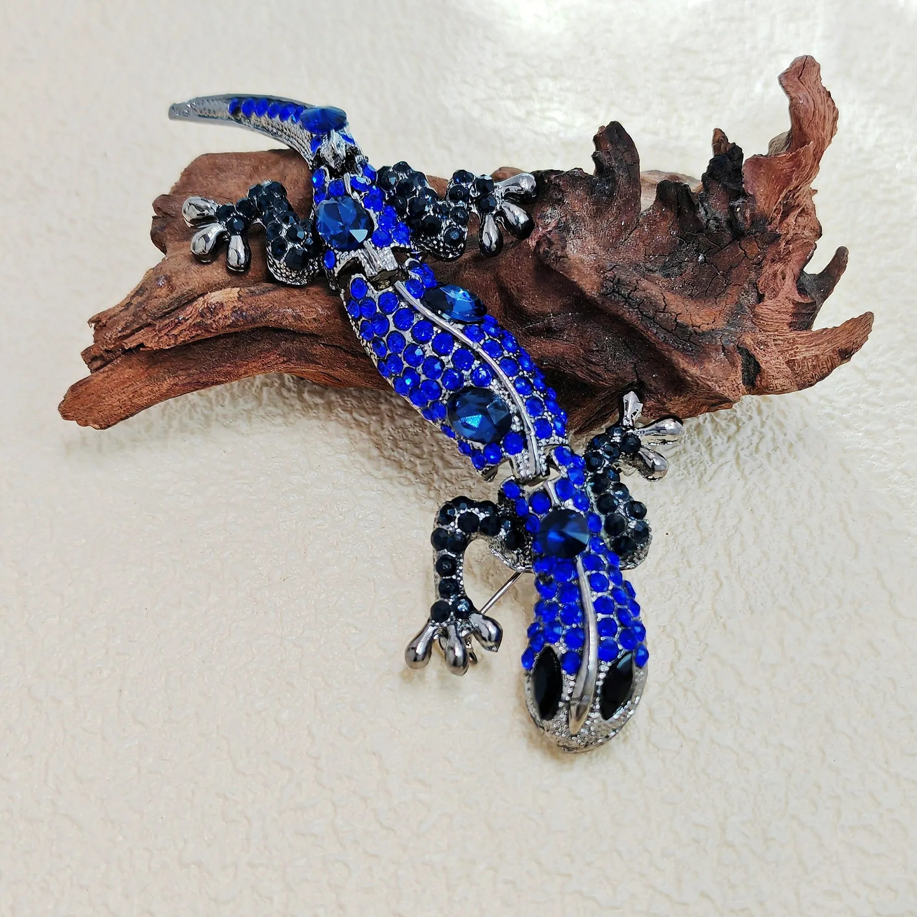 Sparkling Vintage Blue Rhinestone Lizard Brooch Statement Gecko Salamander Jewelry