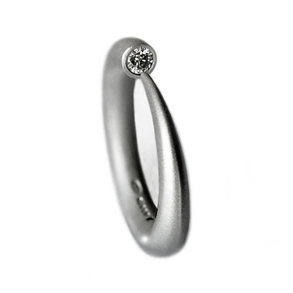 Tapering silver wiggly ring with 10pt diamond