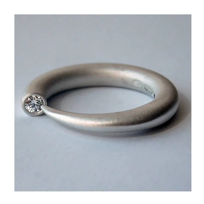 Tapering silver wiggly ring with 10pt diamond